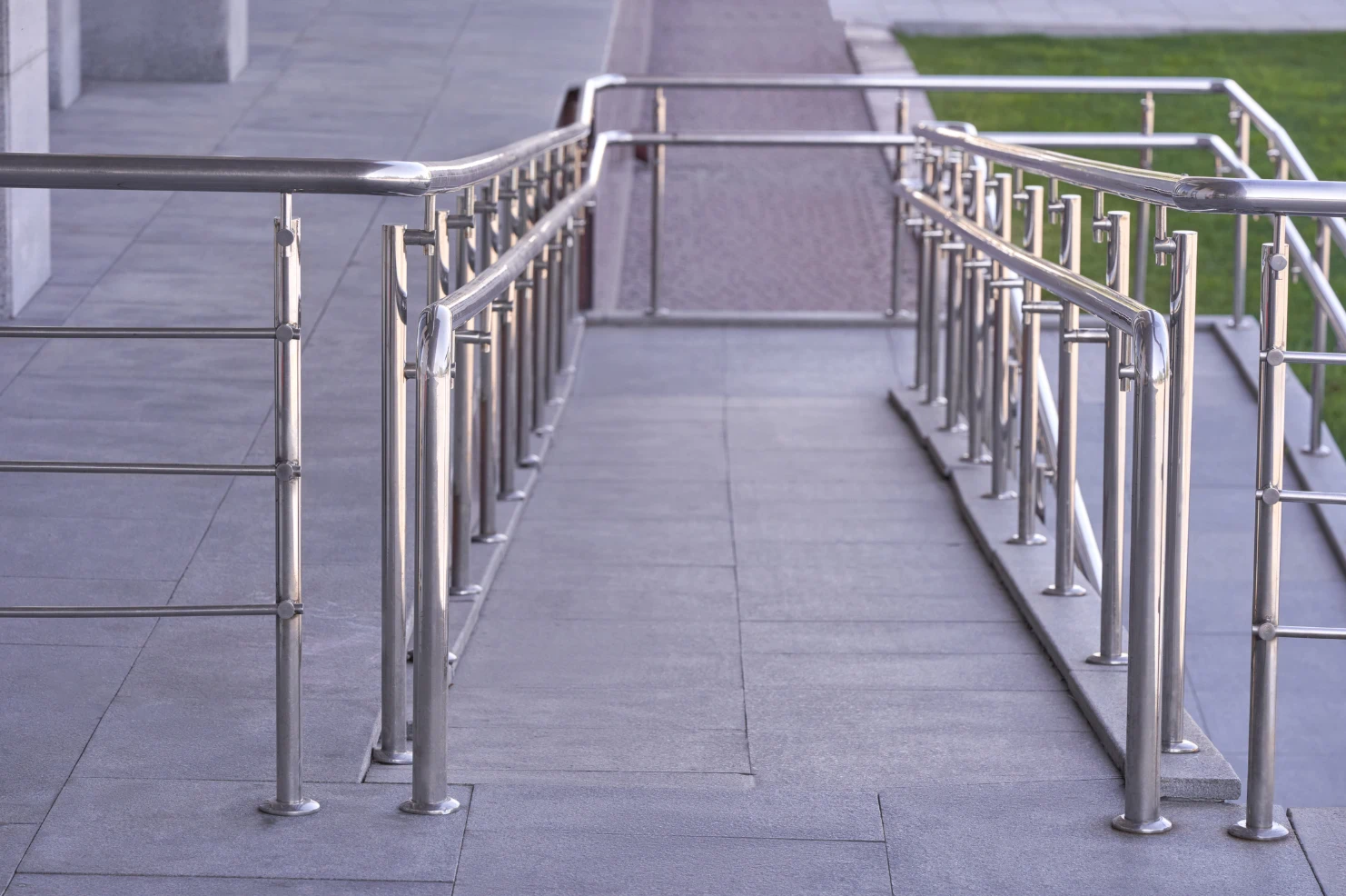 Jak dobrać stal nierdzewną do balustrady zewnętrznej?